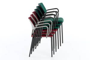 Der Polsterstuhl lässt sich mit seinen Armlehnen stapeln